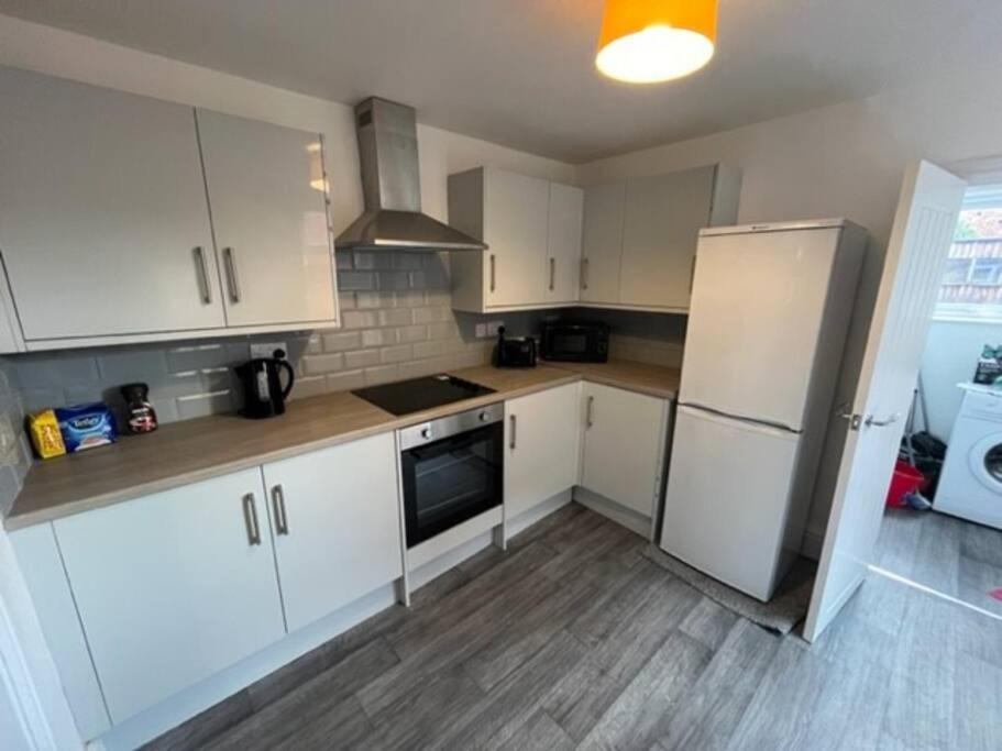 Amazing 8 Person 4 Bedroom And 2 Bathroom Mega House! * Kingston upon Hull