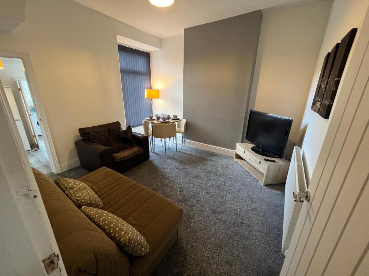 Amazing 8 Person 4 Bedroom And 2 Bathroom Mega House! Apartment *
