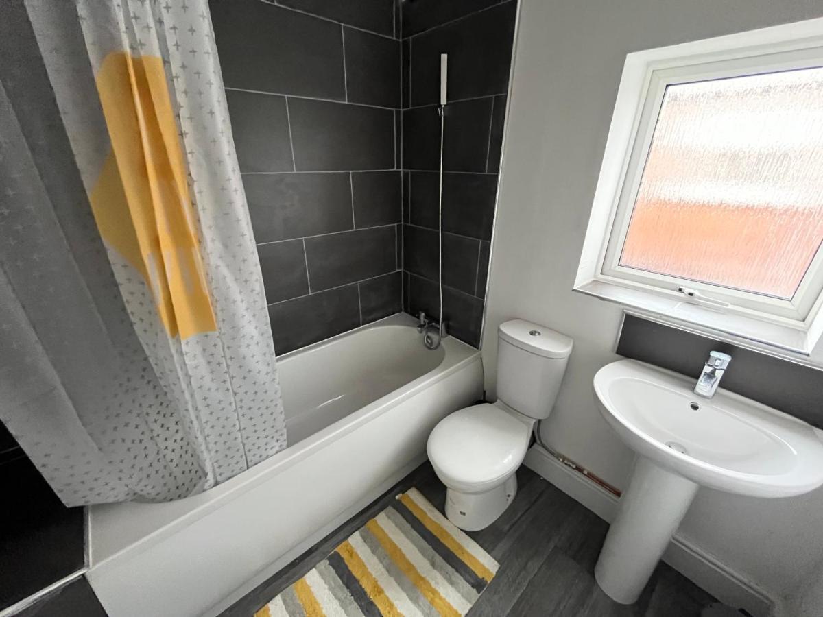 Amazing 8 Person 4 Bedroom And 2 Bathroom Mega House! Apartment *