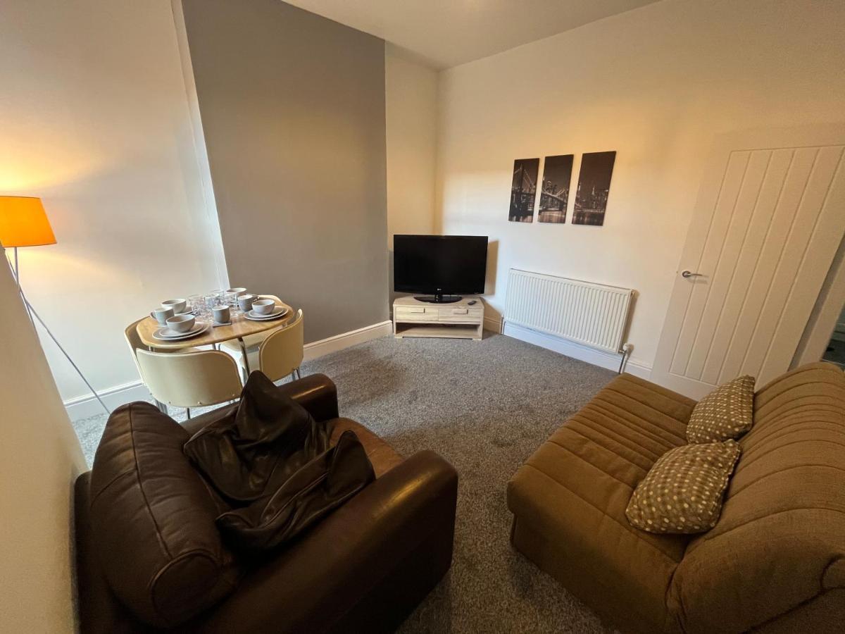 Amazing 8 Person 4 Bedroom And 2 Bathroom Mega House! Apartment *