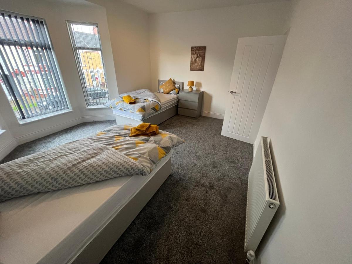 Amazing 8 Person 4 Bedroom And 2 Bathroom Mega House! * Kingston upon Hull