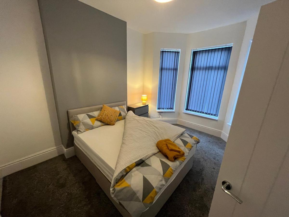 Amazing 8 Person 4 Bedroom And 2 Bathroom Mega House! Apartment *
